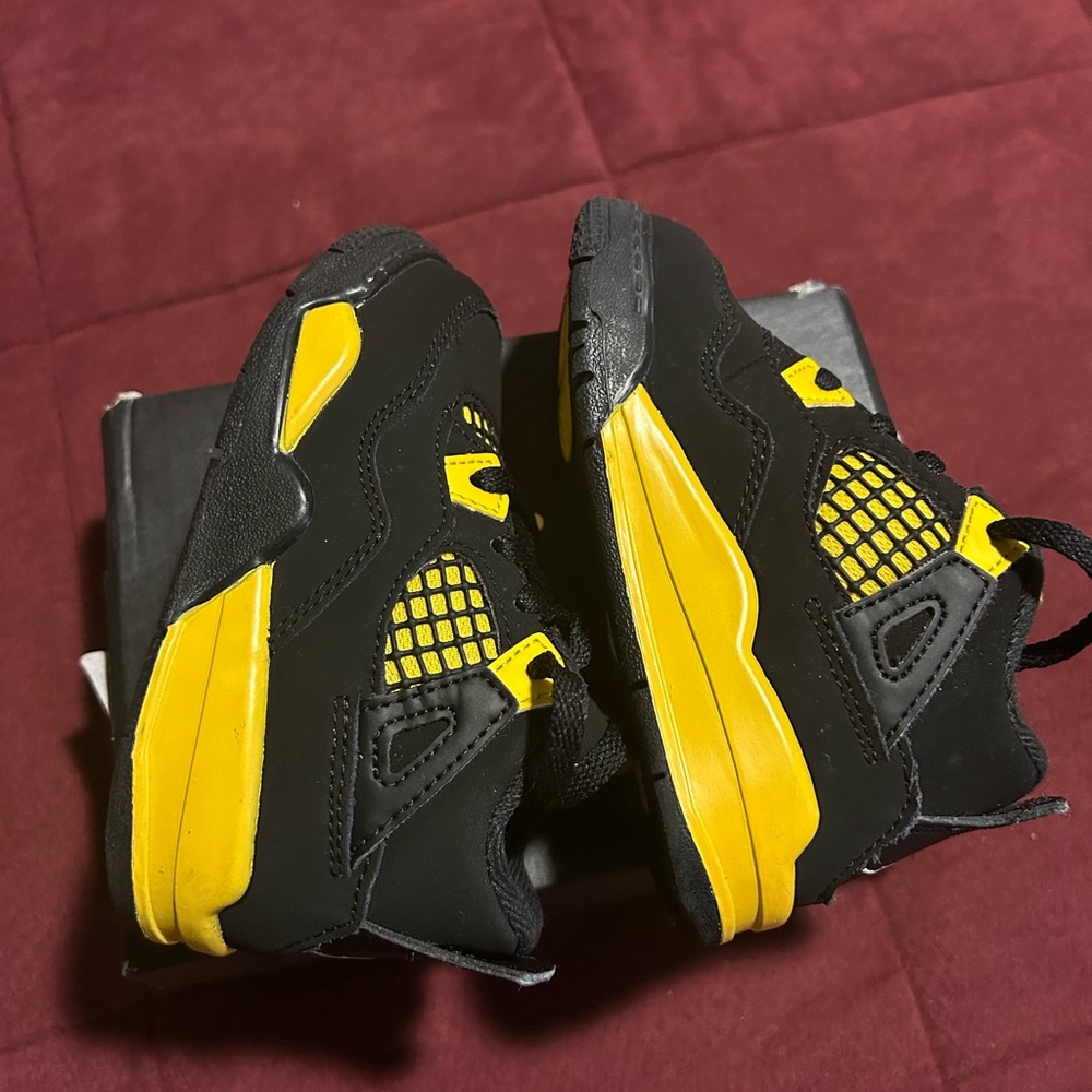EUC Jordan Kids Air Jordan 4 "Thunder" sneakers/ Size 7C - Black and Yellow - Picture 5 of 6